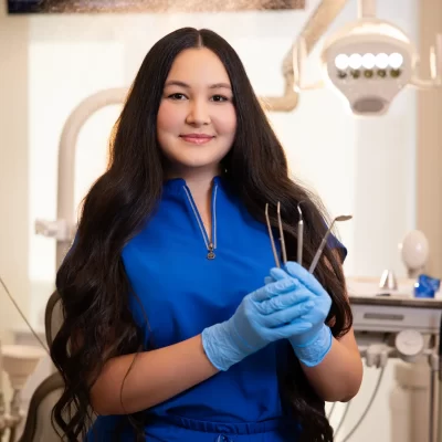 dental-assistant-holding-instruments